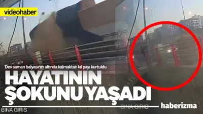 &nbsp; Şanlıurfa’da kaldırımda yürüyen bir kişinin, seyir halindeki tırdan düşen