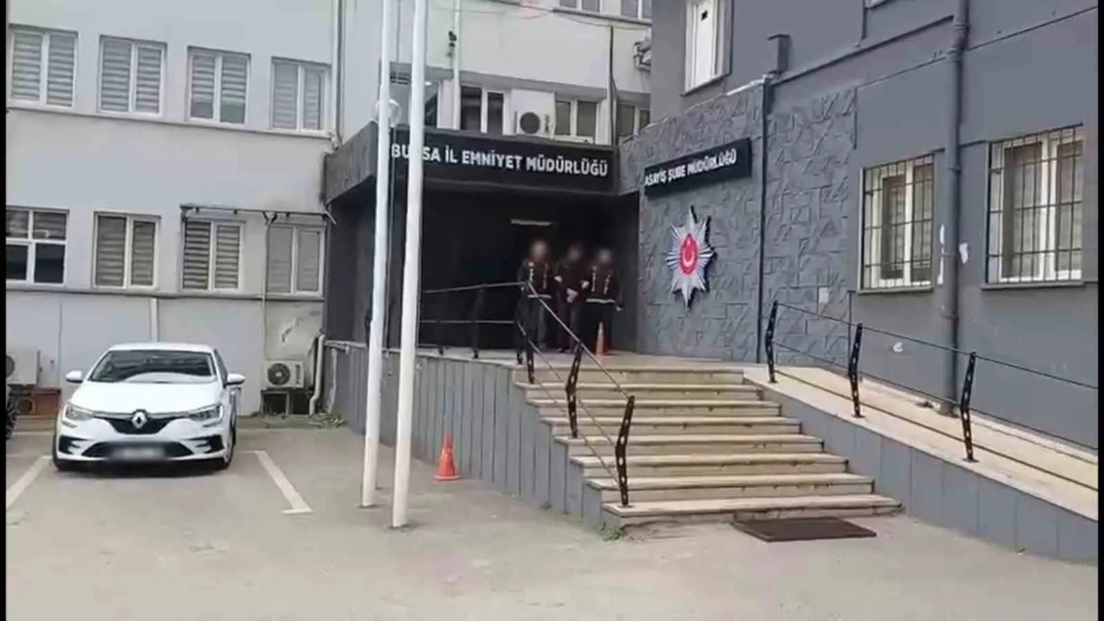 Bursa Emniyet Müdürlüğü Asayiş Şube Müdürlüğü ekiplerince, aranan şahısların yakalanmasına