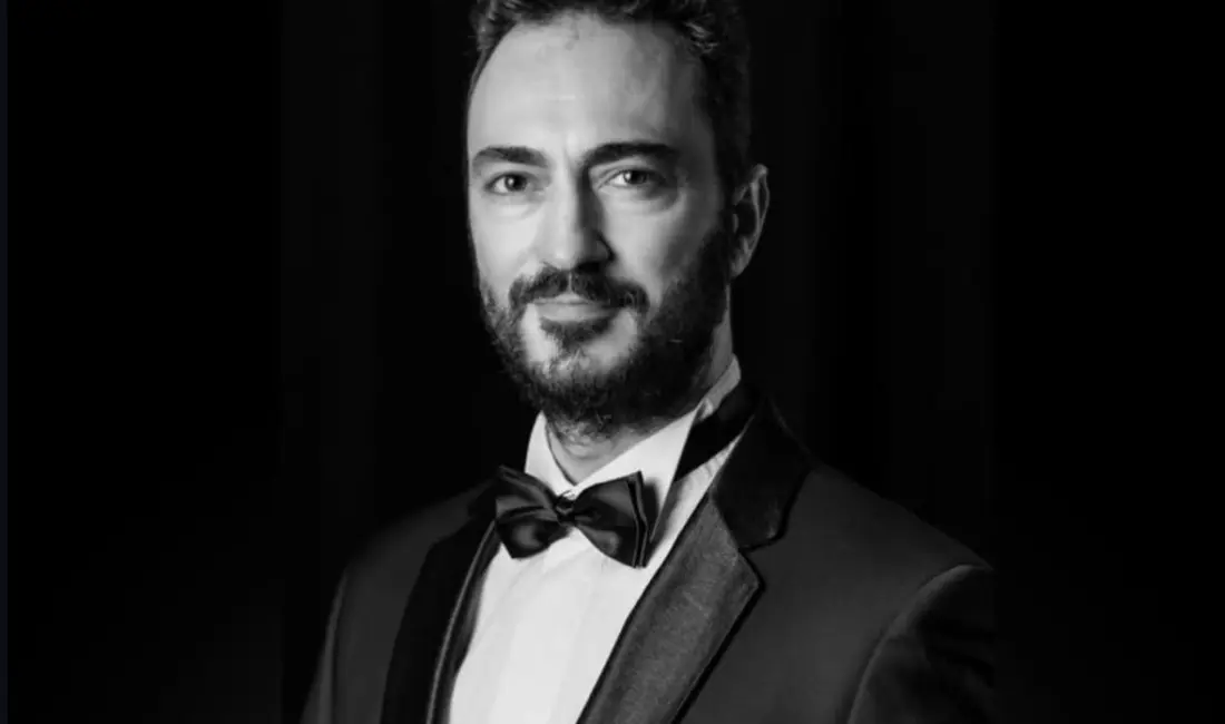 İstanbul Devlet Opera ve Balesi’nin (İDOB) kıdemli koro sanatçılarından Emrah