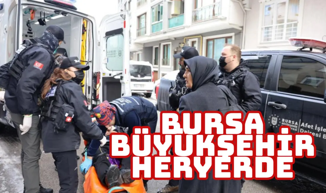 Bursa Büyükşehir Belediyesi ekipleri, yoğun kar yağışı nedeniyle Teferrüç Mahallesi’ndeki