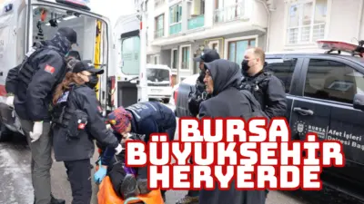 Bursa Büyükşehir Belediyesi ekipleri, yoğun kar yağışı nedeniyle Teferrüç Mahallesi’ndeki