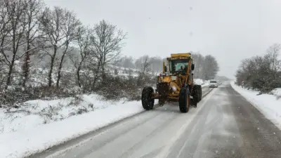 Gemlik Belediyesi, kış koşullarının hayatı olumsuz etkilememesi için karla mücadele
