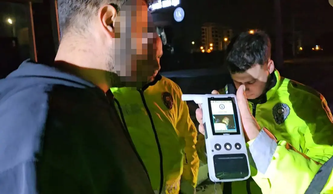 Bursa’nın Nilüfer ilçesinde kontrolden çıkan otomobil bariyerlere çarptı. Kazada 2.07