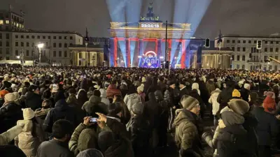Almanya yeni yıla yoğun güvenlik önlemleri altında yapılan kutlamalarla girerken,