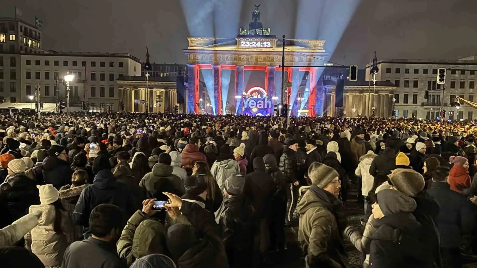 Almanya yeni yıla yoğun güvenlik önlemleri altında yapılan kutlamalarla girerken,