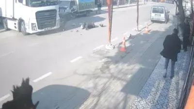 Bursa’da anayolda seyir halindeki motokurye, ara yoldan çıkan tıra çarpıp