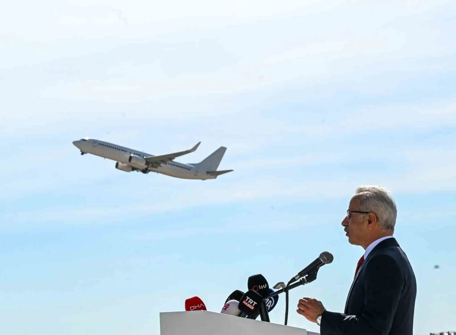 Ulaştırma ve Altyapı Bakanı Abdulkadir Uraloğlu, günlük transit uçuşta tüm