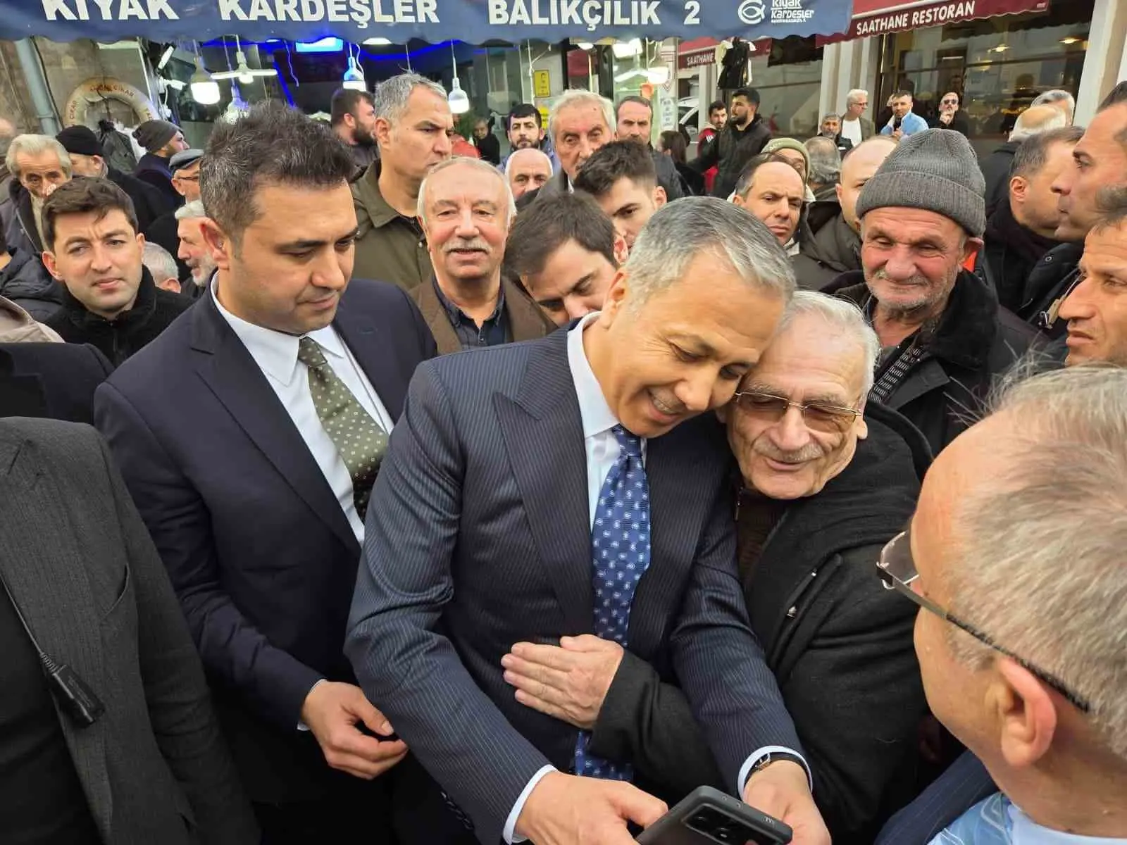Samsun’da esnaf ziyaretinde bulunan İçişleri Bakanı Ali Yerlikaya, vatandaşlarla kurduğu