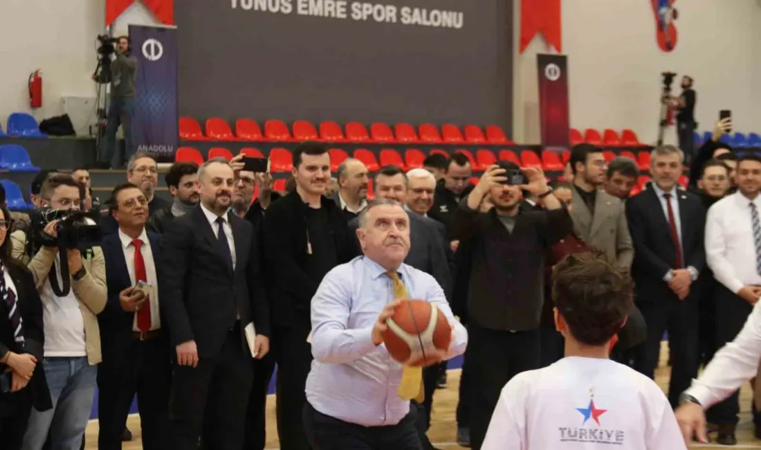 Eskişehir’de Yunus Emre Kapalı Spor Salonu açılışına katılan Gençlik ve