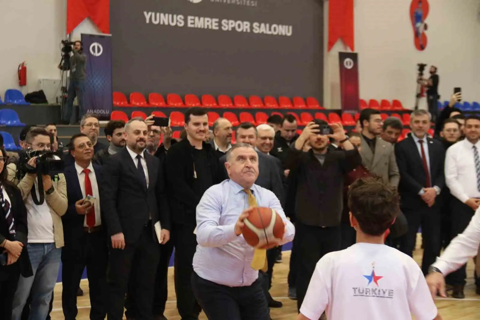 Eskişehir’de Yunus Emre Kapalı Spor Salonu açılışına katılan Gençlik ve