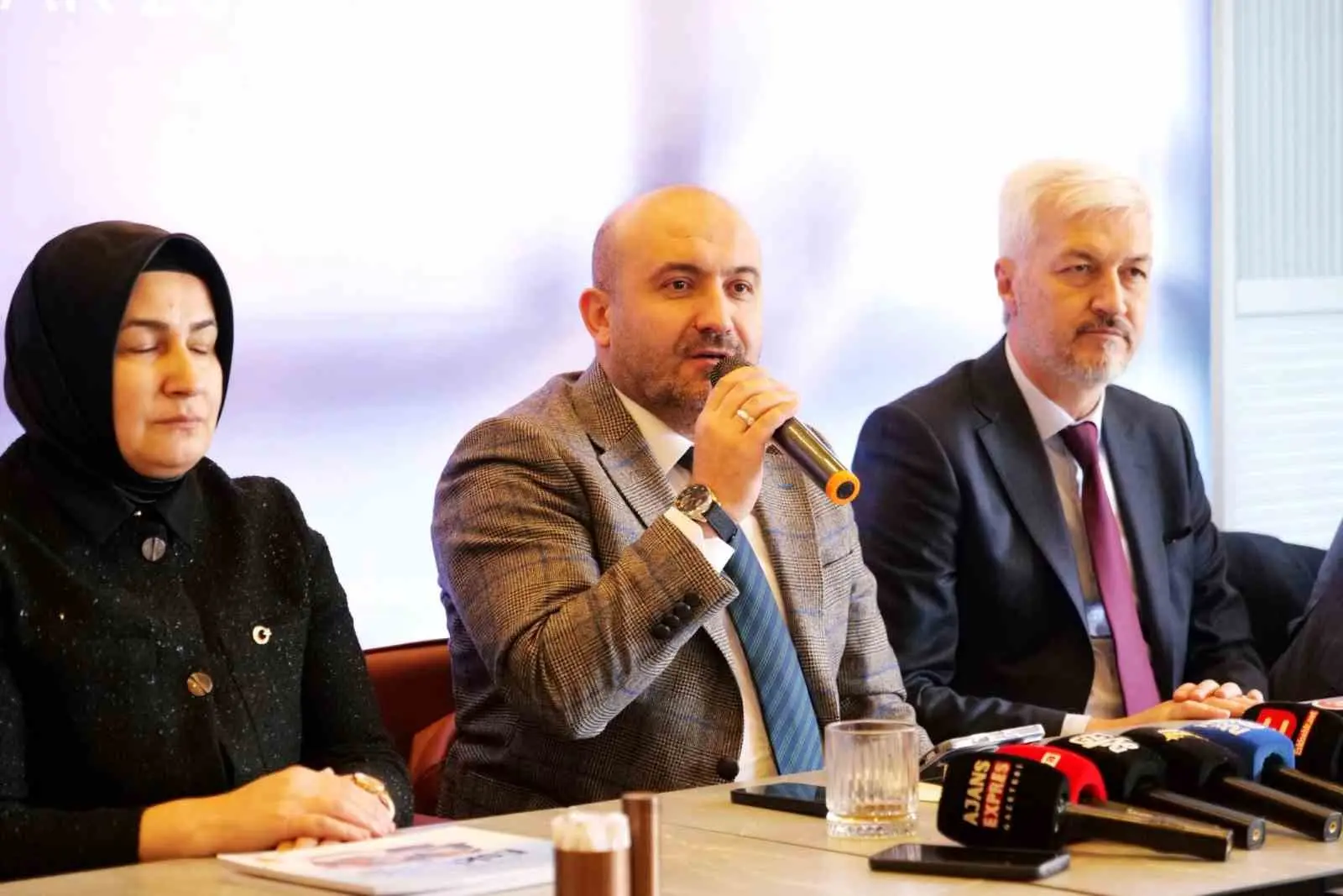 Eskişehir’de gazetecilerle buluşan AK Parti İl Başkanı Gürhan Albayrak, “CHP