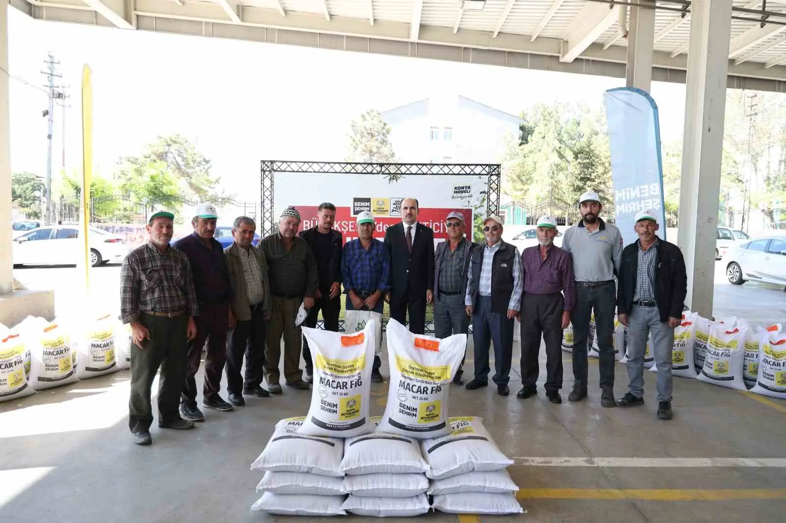 Konya Büyükşehir Belediyesi, Konyalı çiftçiye ve üreticiye desteğini artırarak sürdürüyor.