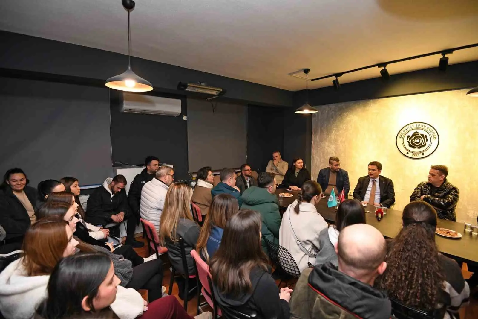 Osmangazi Belediye Başkanı Erkan Aydın, halk dansları aracılığıyla köklü gelenekleri