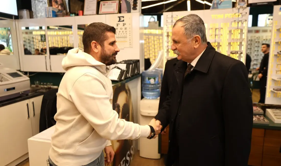 Esnaf ziyaretlerine ara vermeden devam eden Yunusemre Belediye Başkanı Semih