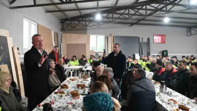 Karacabey Belediye Başkanı Fatih Karabatı, ilçenin dört bir yanında fedakârca