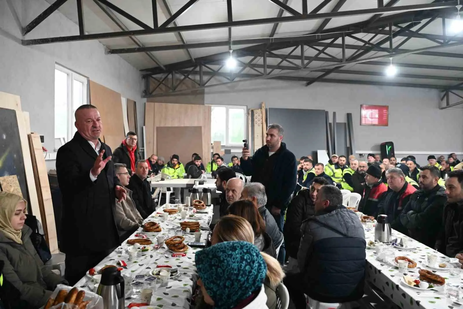 Karacabey Belediye Başkanı Fatih Karabatı, ilçenin dört bir yanında fedakârca