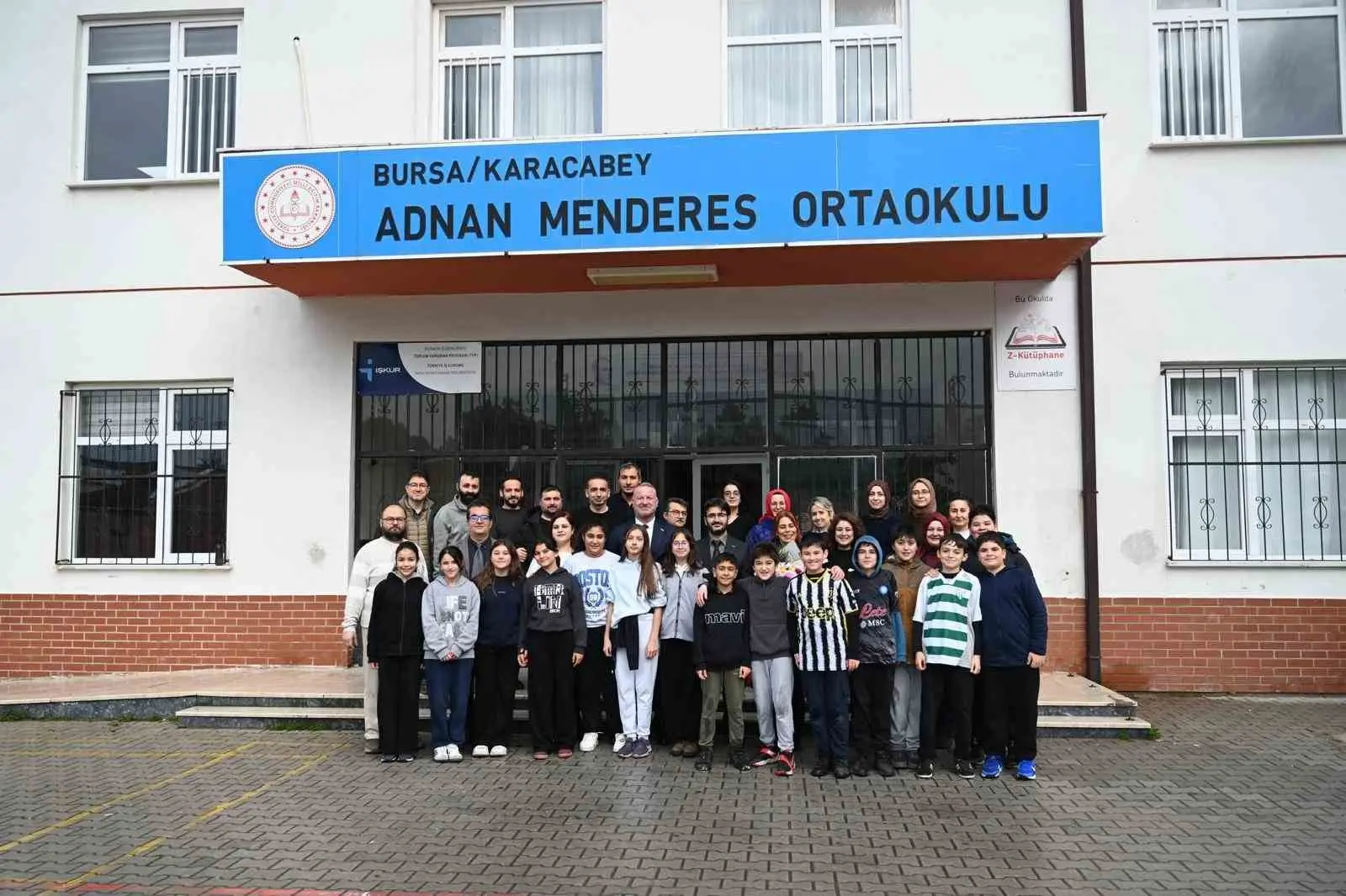 Karacabey Belediye Başkanı Fatih Karabatı, Adnan Menderes Ortaokulu’nu ziyaret ederek