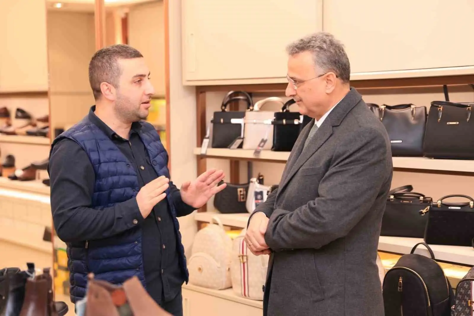 İstiklal Caddesi’nde esnaf ve vatandaşları ziyaret eden İlkadım Belediye Başkanı