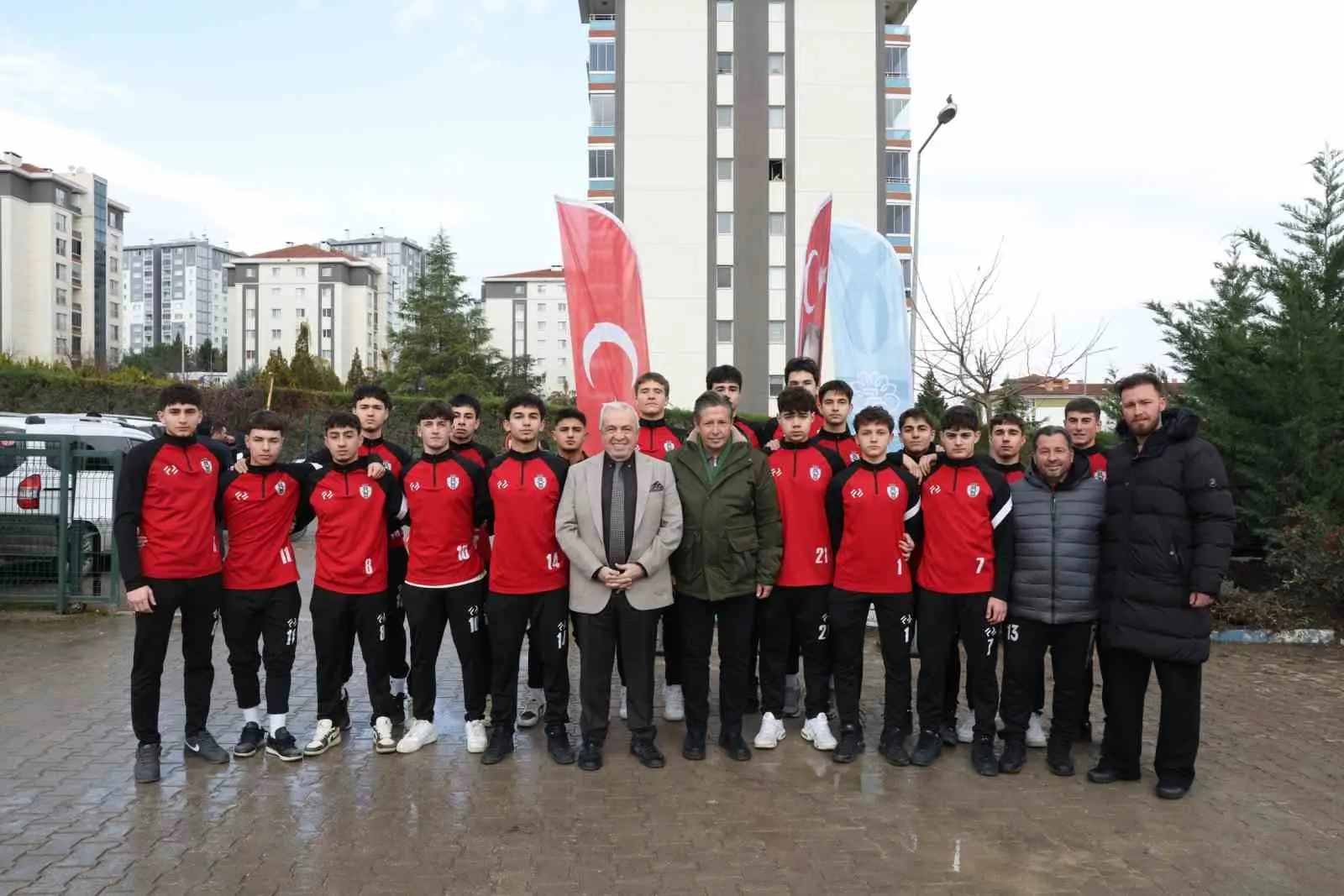 Bursa’da “Şadi Başkan Mahallende Söz Sende” programı kapsamında Kızılcıklı Mahallesi’ni