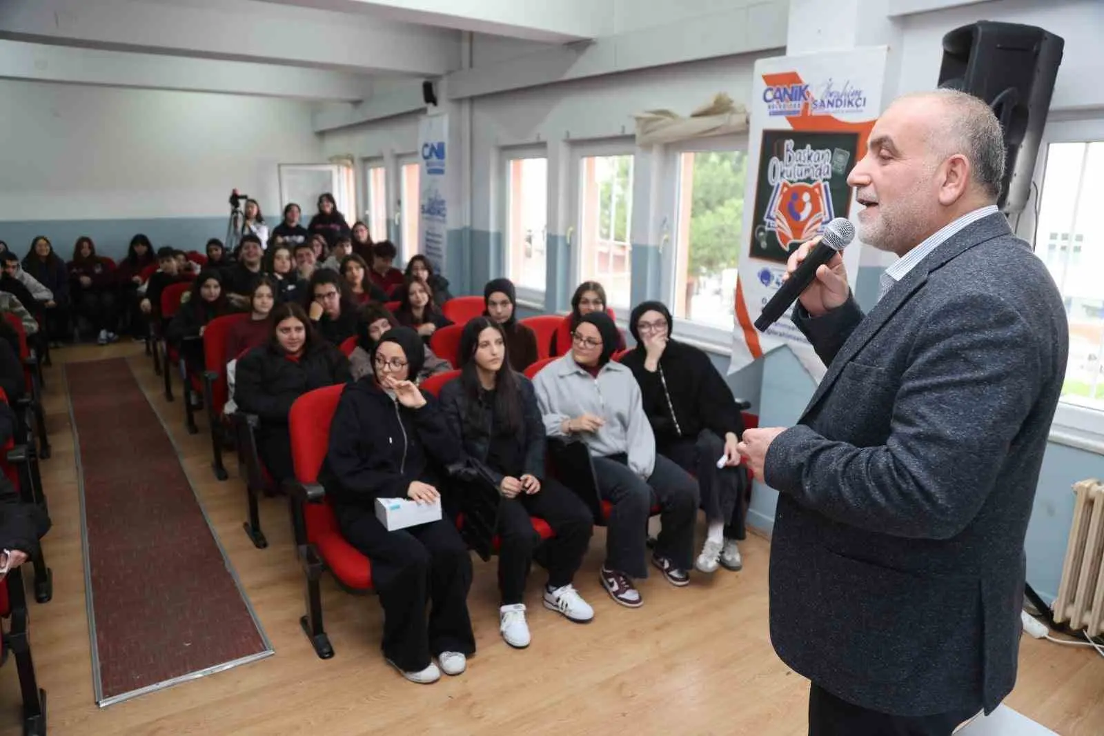 Samsun’un Canik Belediye Başkanı İbrahim Sandıkçı, öğrencilerin talepleri ve önerileri