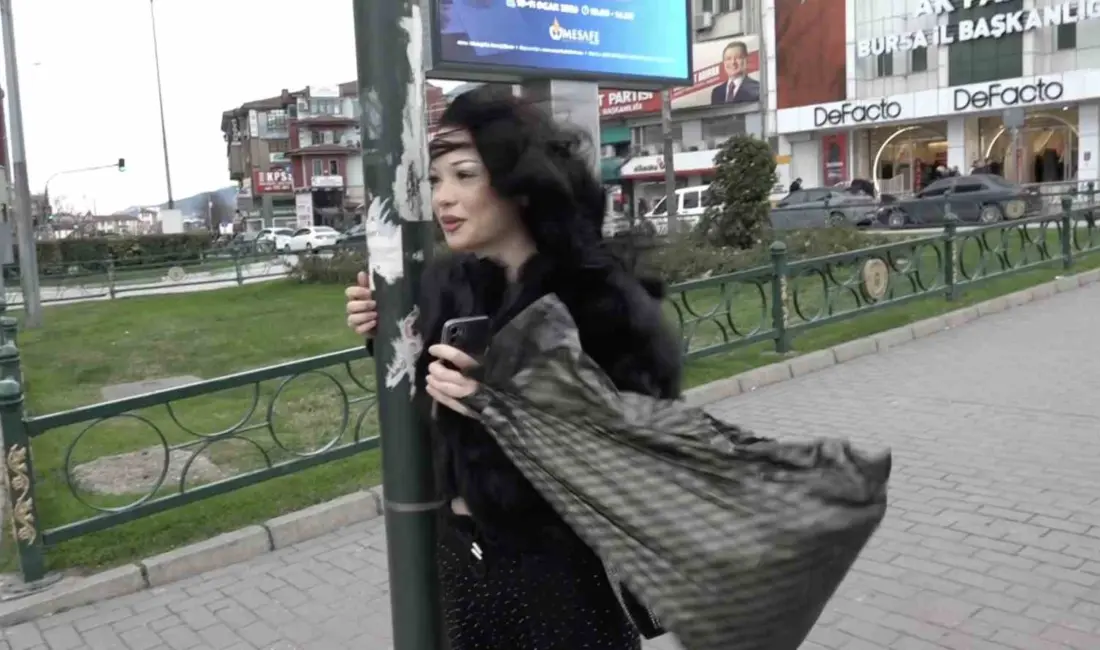 Bursa’da etkili olan şiddetli lodos, sokakta yürüyen vatandaşlara zor anlar