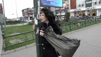 Bursa’da etkili olan şiddetli lodos, sokakta yürüyen vatandaşlara zor anlar