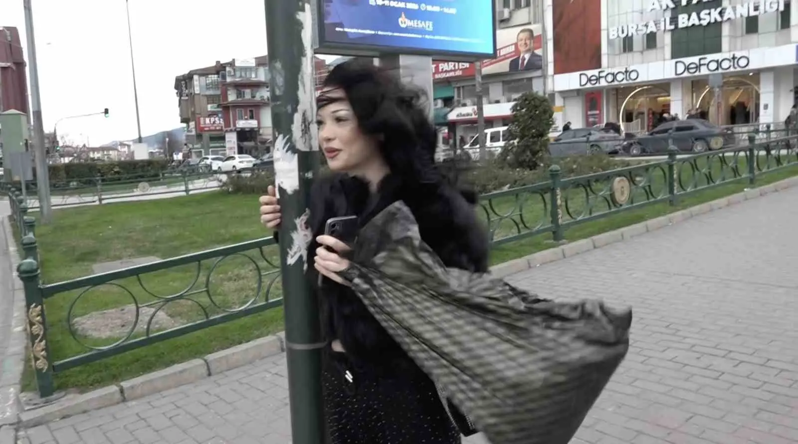 Bursa’da etkili olan şiddetli lodos, sokakta yürüyen vatandaşlara zor anlar