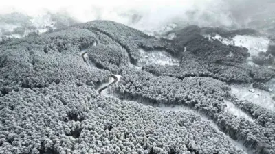 Bursa’da, Uludağ’ın virajlı yolları dron ile havadan görüntülendi. Doğayla iç