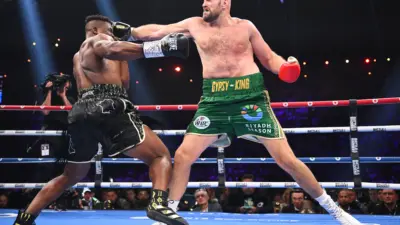 Eski dünya ağır sıklet şampiyonu Tyson Fury, yaklaşık bir yıl