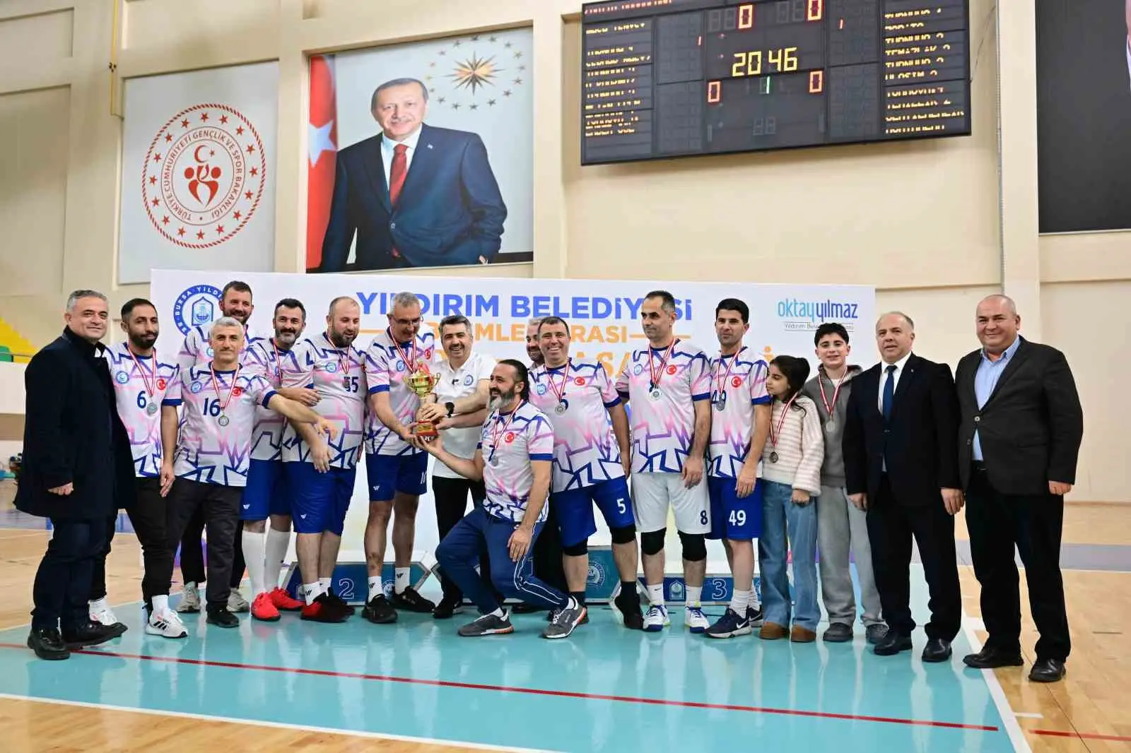 Yıldırım Belediyesi çalışanları arasında düzenlenen geleneksel birimler arası voleybol turnuvası
