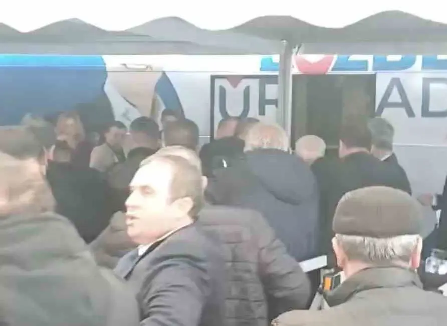 Bursa Büyükşehir Belediye Başkanı Mustafa Bozbey’e yumruklu saldırı girişimi, polis