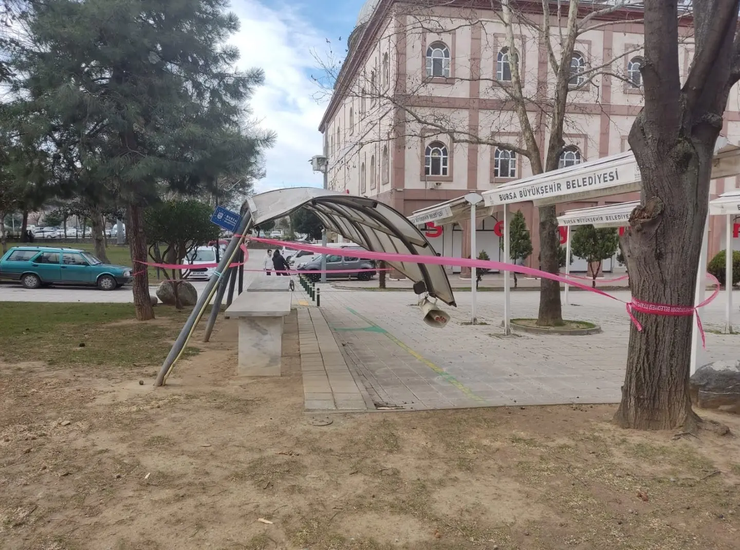 Bursa’da etkili olan şiddetli rüzgâr nedeniyle birçok olumsuz olay meydana