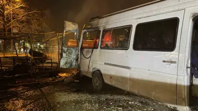 Bursa’nın Osmangazi ilçesinde bir barakada çıkan yangın, yanında bulunan minibüse