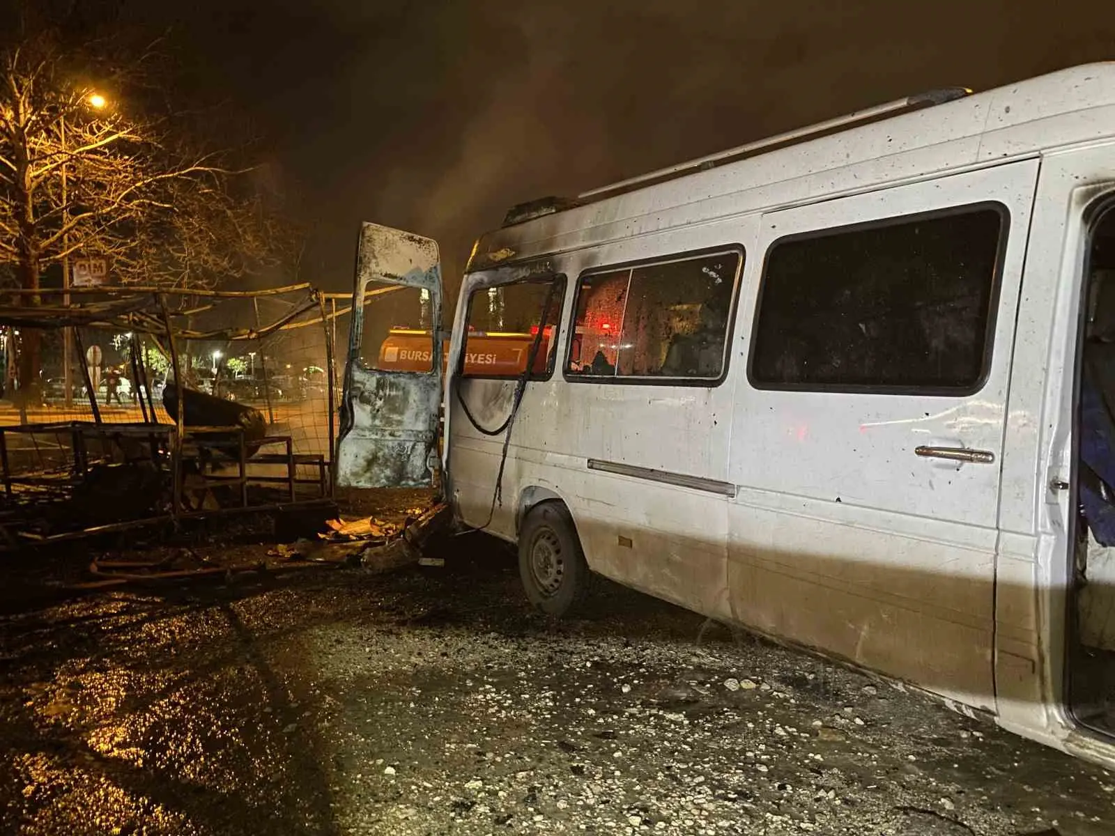 Bursa’nın Osmangazi ilçesinde bir barakada çıkan yangın, yanında bulunan minibüse