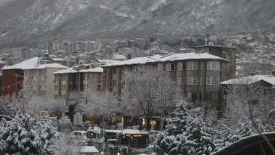 Bursa’da sabah saatlerinde etkili olan kar yağışı kenti beyaza bürüdü.