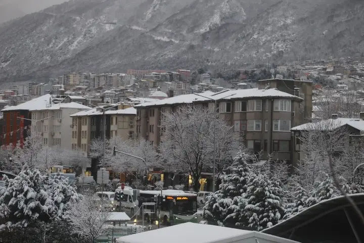 Bursa’da sabah saatlerinde etkili olan kar yağışı kenti beyaza bürüdü.