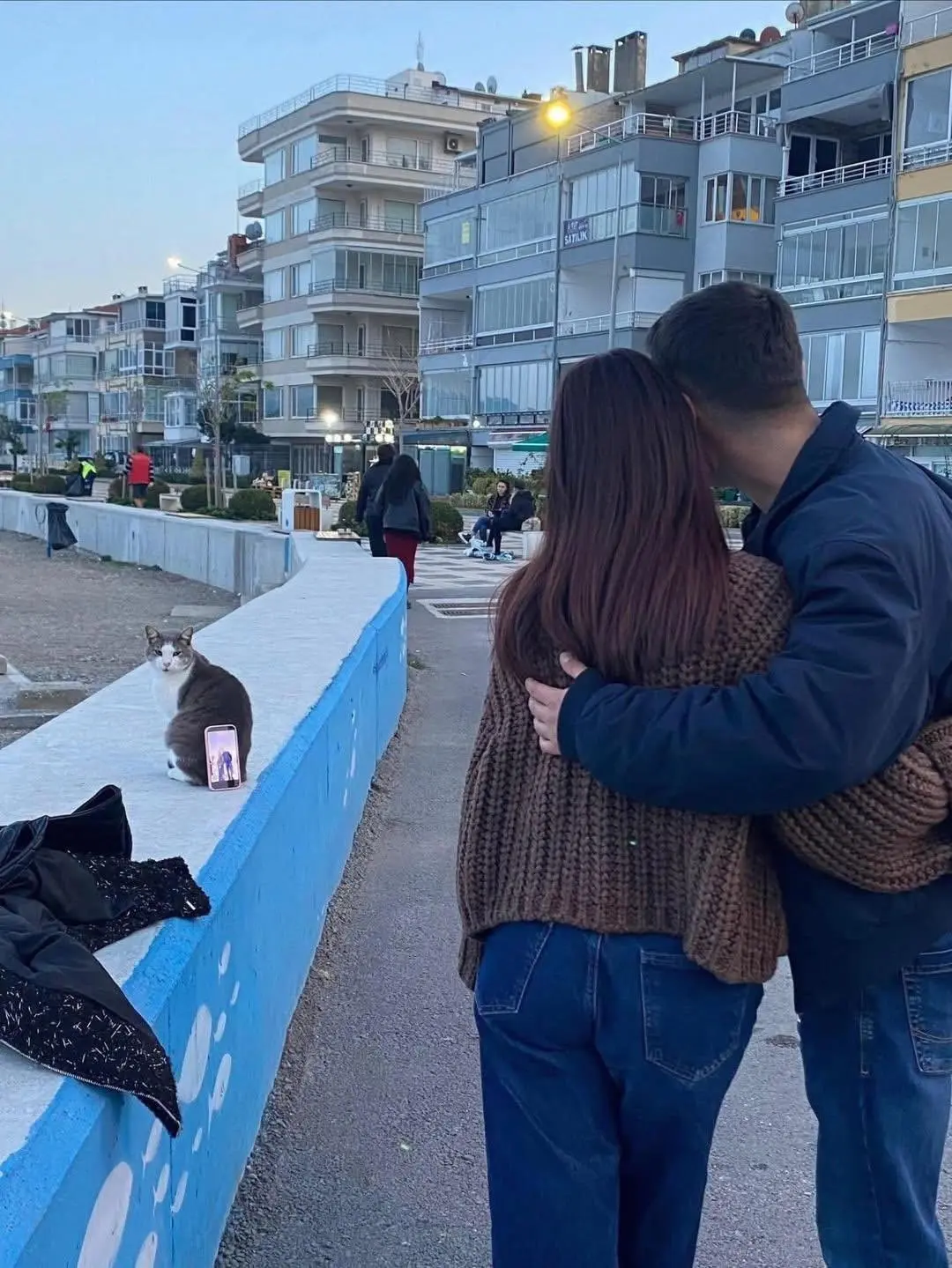 Bursa’nın Mudanya ilçesinde sahilde fotoğraf çektirmek isteyen bir çift, çevrede