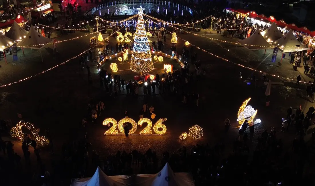Bursa Büyükşehir Belediyesi’nin hazırladığı ‘Bursa Yeni Yıl Meydanı’nı dolduran binlerce