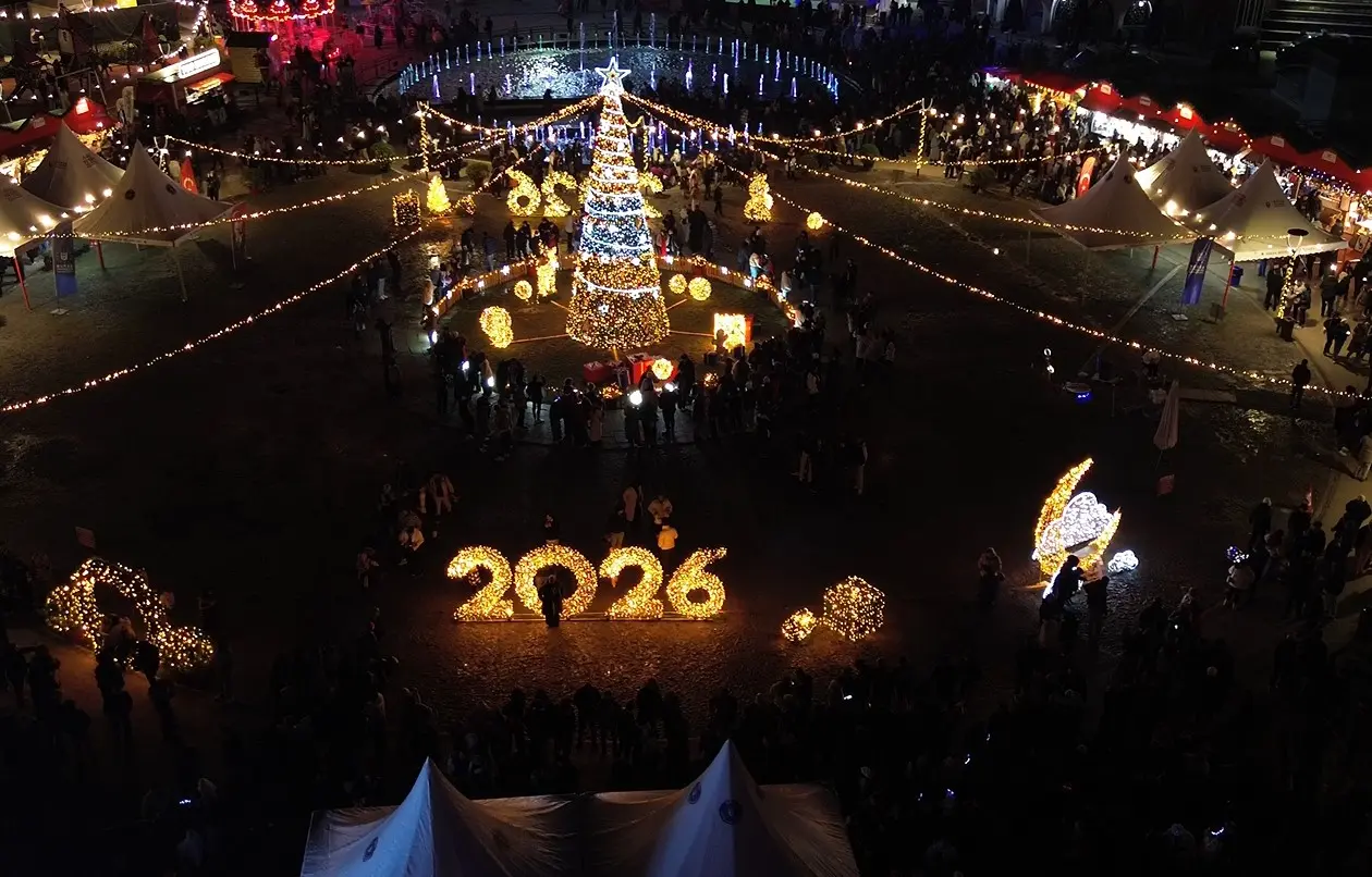 Bursa Büyükşehir Belediyesi’nin hazırladığı ‘Bursa Yeni Yıl Meydanı’nı dolduran binlerce