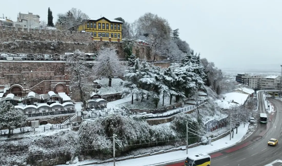 Bursa yeni yılın ilk gününe karla uyandı. Her yer bembeyaz