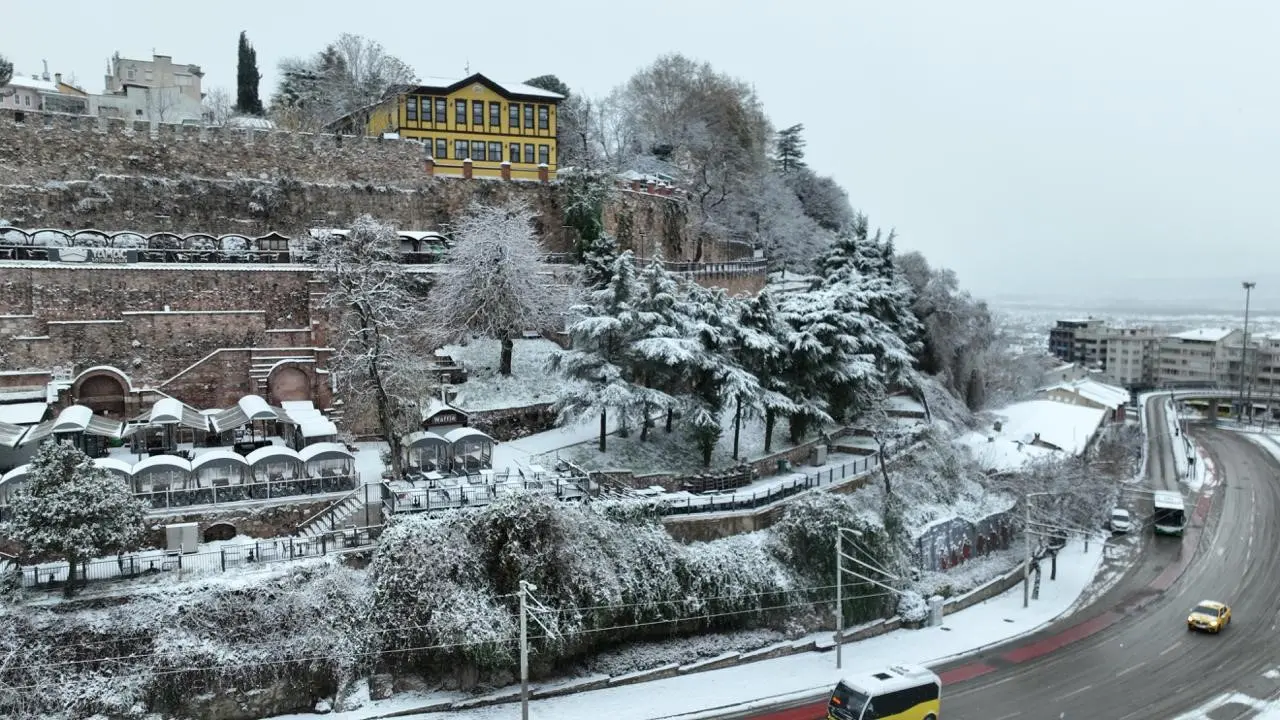 Bursa yeni yılın ilk gününe karla uyandı. Her yer bembeyaz
