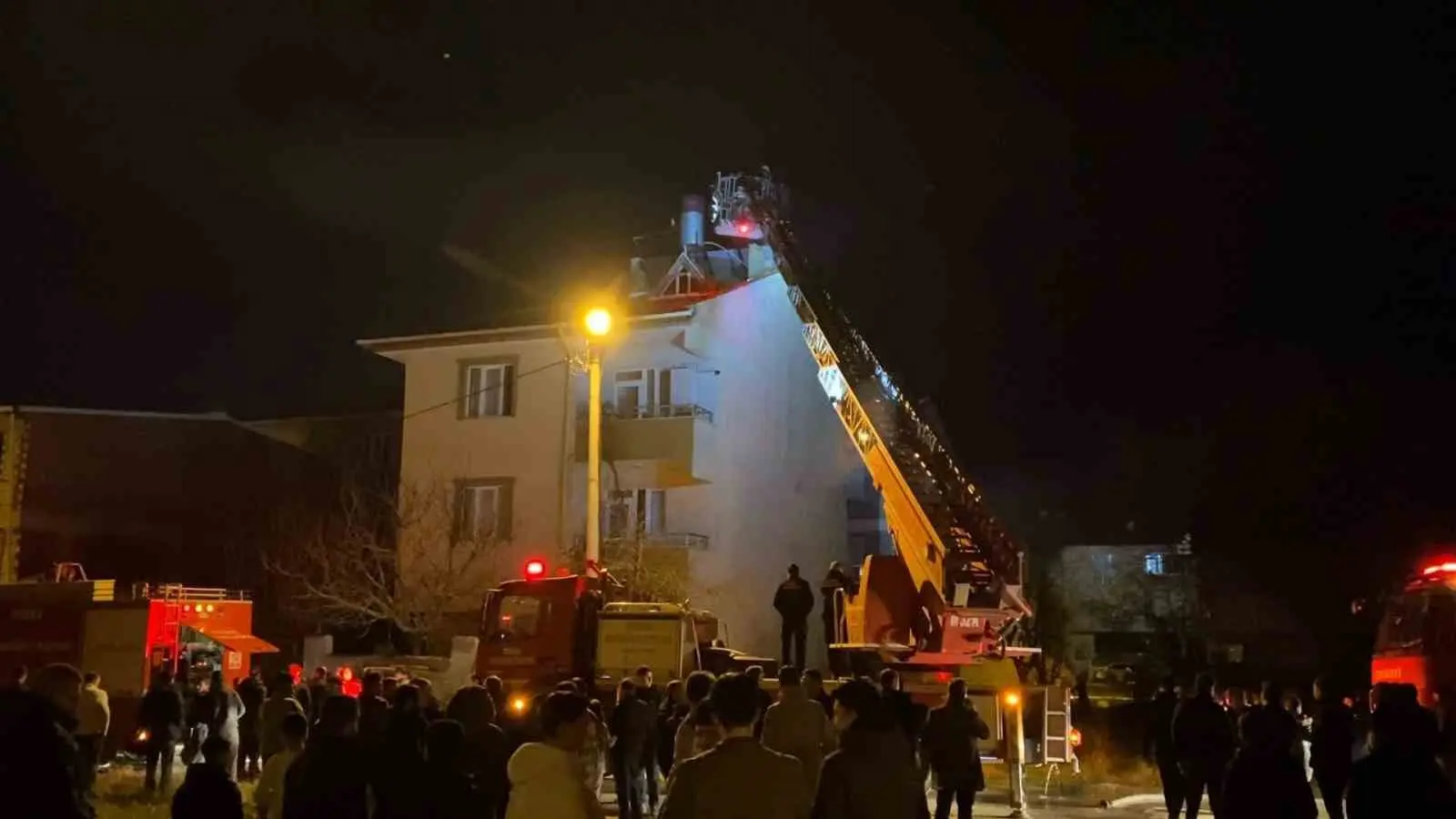 Bursa’nın İnegöl ilçesinde 3 katlı binanın çatısında çıkan yangın itfaiye