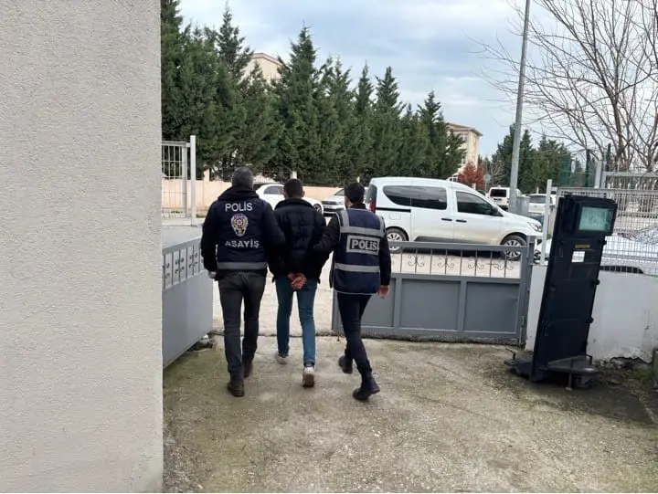 Bursa’nın Karacabey ilçesinde, hakkında kesinleşmiş 8 yıl 4 ay hapis