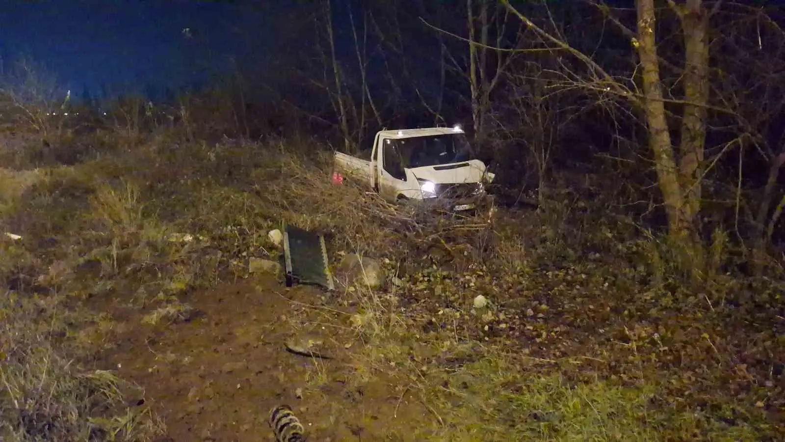 Bursa’da gece saatlerinde meydana gelen trafik kazasında, kontrolden çıkan bir