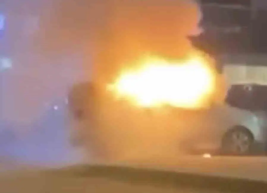 Bursa’nın Osmangazi ilçesine bağlı Soğanlı Mahallesi’nde akşam saatlerinde park halindeki