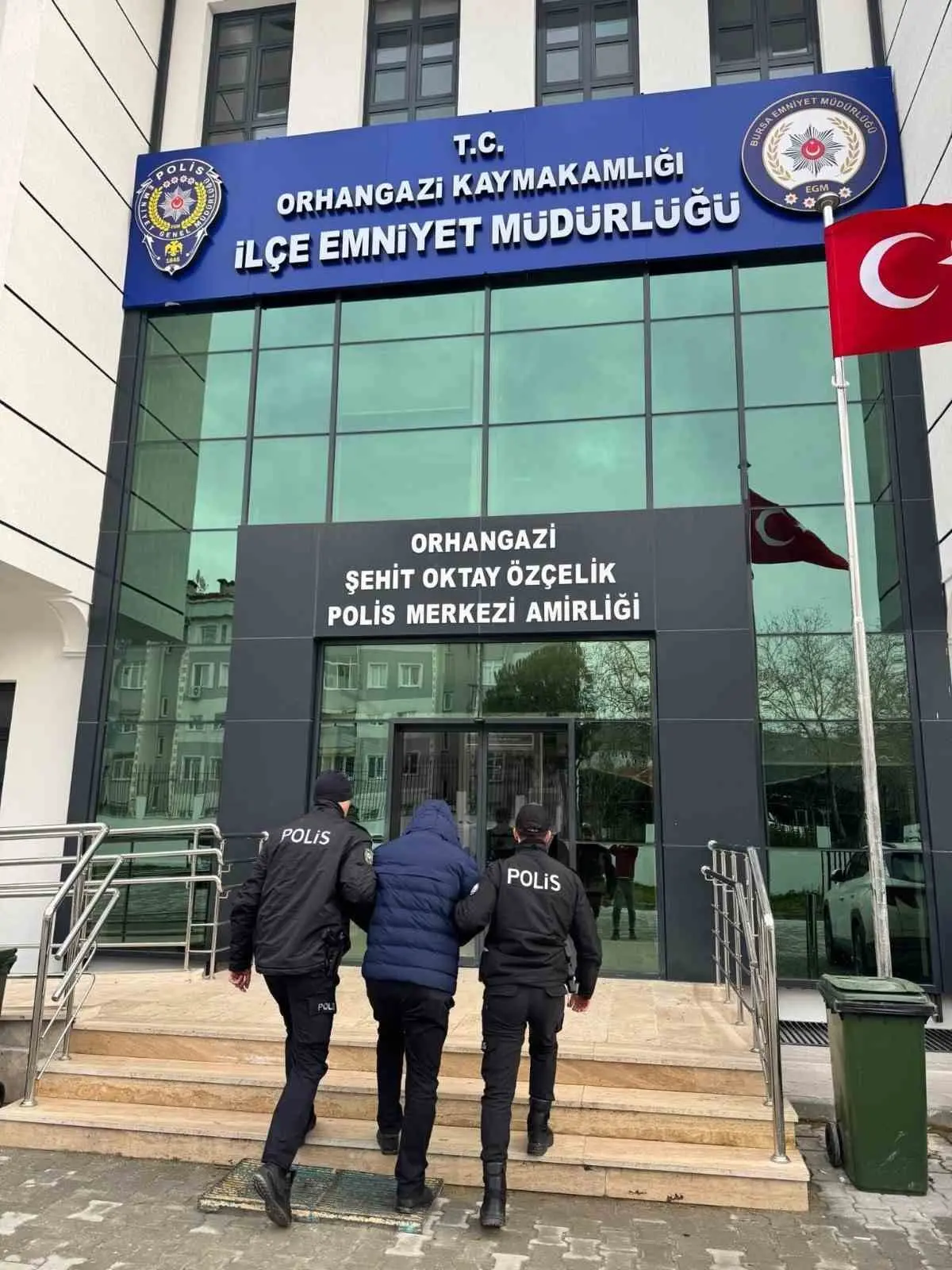 Bursa’nın Orhangazi ilçesinde aranan şahıslara yönelik polis ekiplerince düzenlenen operasyonlarda,