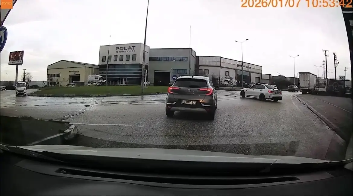 Bursa’nın Nilüfer ilçesinde cadde ortasında drift atan sürücü, araç satıldığı