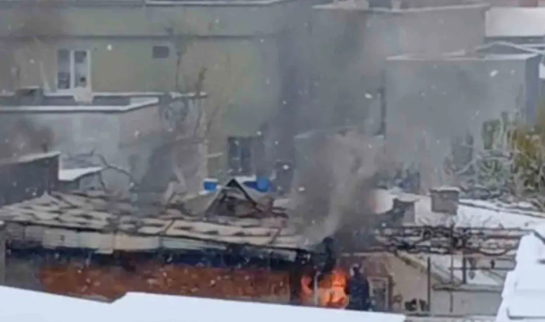 Bursa’nın Yıldırım ilçesi Yeşilyayla Mahallesi’nde bir evin çatı katında çıkan