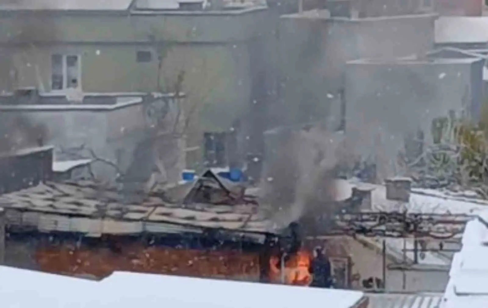 Bursa’nın Yıldırım ilçesi Yeşilyayla Mahallesi’nde bir evin çatı katında çıkan