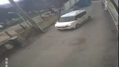 Bursa’da şiddetli fırtına çatıları uçurdu, ağaçları devirdi, sabit haldeki prefabrik